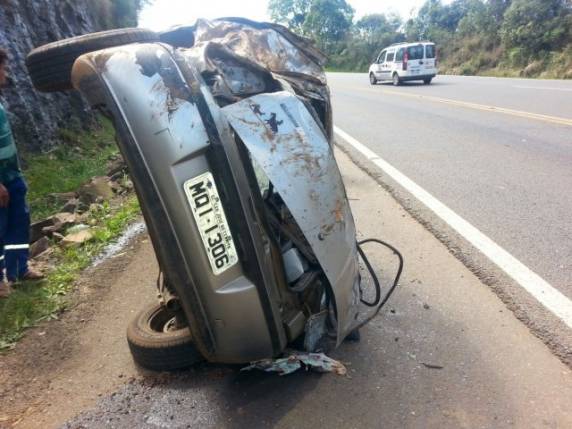 Jovem fica em estado grave após capotamento na BR-282 em São José do Cerrito - foto 3
