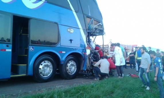 Colisão entre ônibus e caminhão deixa um morto
em Tapera - foto 3