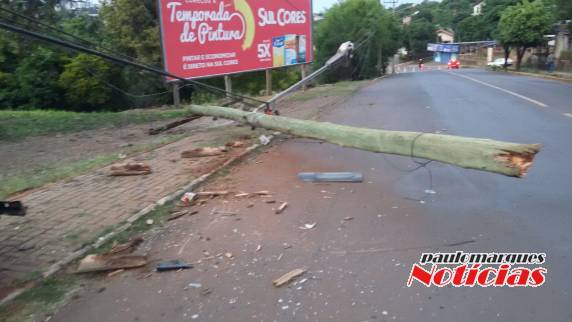 Jovem condutor bate com veículo e arranca poste da rede de energia, em Santa Rosa - foto 4