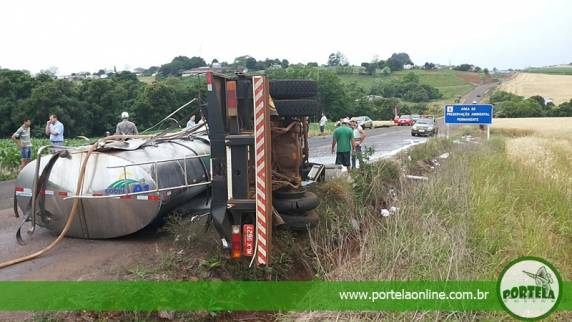 Caminhão carregado com leite capota na ERS-163, em Vista Gaúcha - foto 2