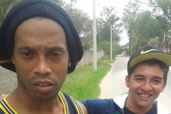 Fotos mostram Ronaldinho Gaúcho envolvido em acidente de trânsito na Restinga - foto 3
