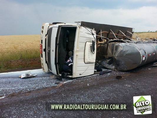 Caminhão carregado com leite capota na ERS-163, em Vista Gaúcha - foto 3
