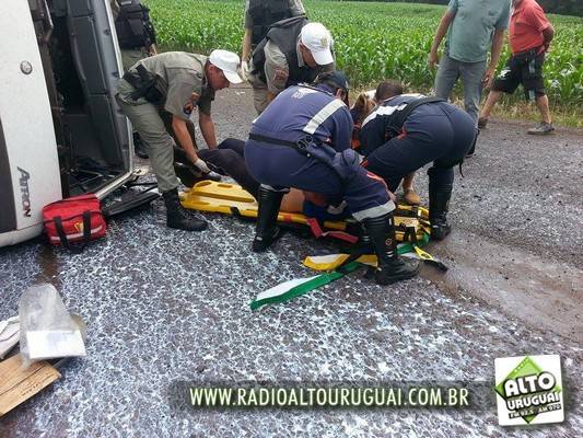 Caminhão carregado com leite capota na ERS-163, em Vista Gaúcha - foto 4