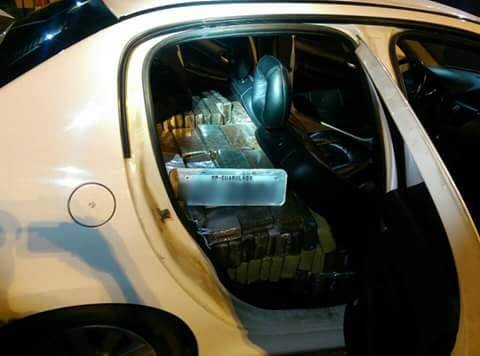 Carro furtado em Blumenau é encontrado com quase 500 quilos de maconha - foto 2