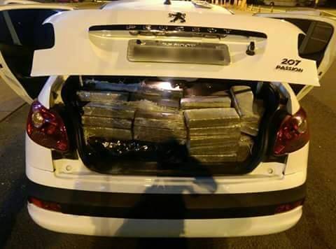 Carro furtado em Blumenau é encontrado com quase 500 quilos de maconha - foto 4