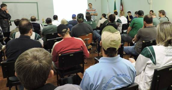 Os gerentes, supervisores e coordenadores da Cotrimaio estiveram reunidos na manhã desta quarta-feira, 30, no auditório da Cotrimaio, em Três de Maio