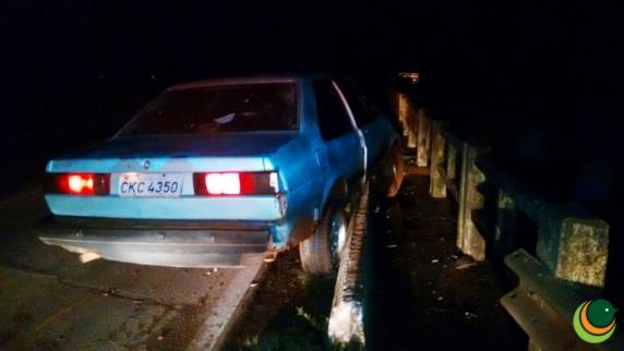 Motorista fica ferido depois de colidir com veículo no muro de proteção de um viaduto - foto 2