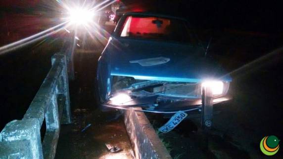 Motorista fica ferido depois de colidir com veículo no muro de proteção de um viaduto - foto 3