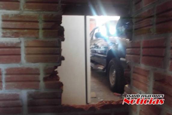 Ladrões quebram duas paredes e furtam em quatro empresas, em Três de Maio - foto 3
