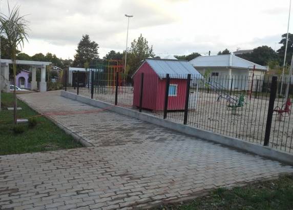 A obra compreende uma praça recreativa e de lazer para a comunidade
