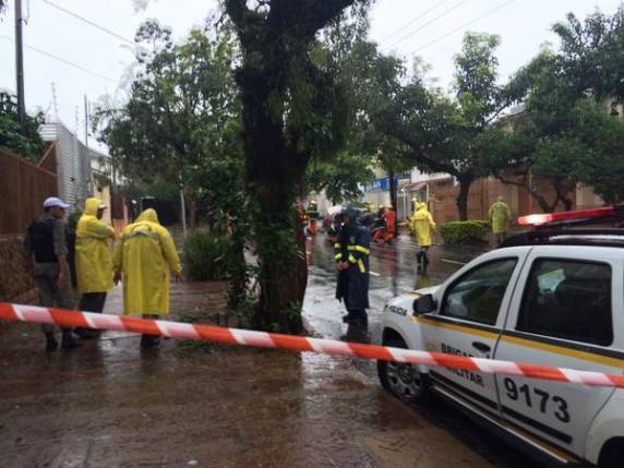 Acidente entre lotação e carro mata duas pessoas em Porto Alegre - foto 3