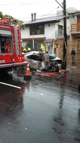 Acidente entre lotação e carro mata duas pessoas em Porto Alegre - foto 2