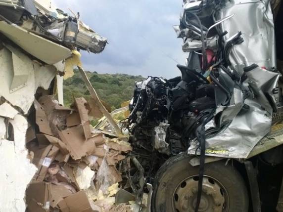Colisão entre dois caminhões deixa dois mortos na BR-153 em SC - foto 2
