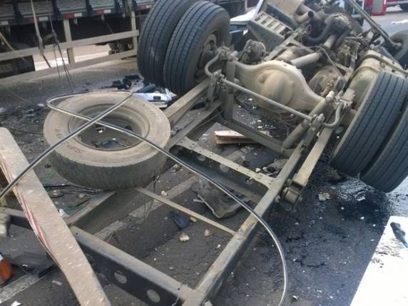 Colisão entre dois caminhões deixa dois mortos na BR-153 em SC - foto 3