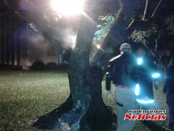 Bombeiros são chamados para combater um fogo inusitado no centro de Três de
Maio - foto 3