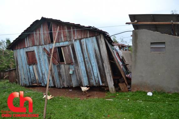 Temporal derruba galpões sobre veículos e destelha casas em Palmitinho - foto 3