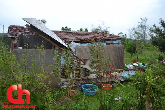 Temporal derruba galpões sobre veículos e destelha casas em Palmitinho - foto 2