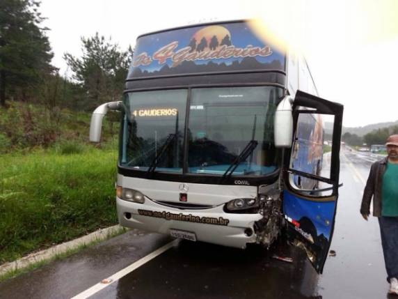 Caminhonete fica destruída após colidir com ônibus do grupo Os 4 Gaudérios - foto 2
