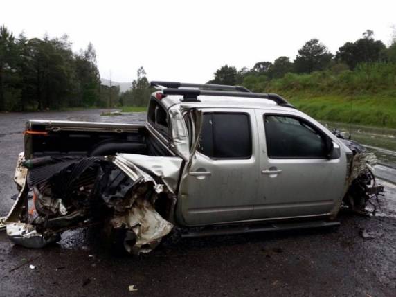 Caminhonete fica destruída após colidir com ônibus do grupo Os 4 Gaudérios - foto 3