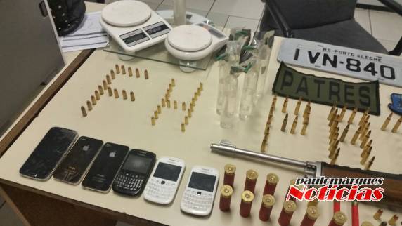 Operação policial apreende armas e material usado para o comércio de drogas - foto 4