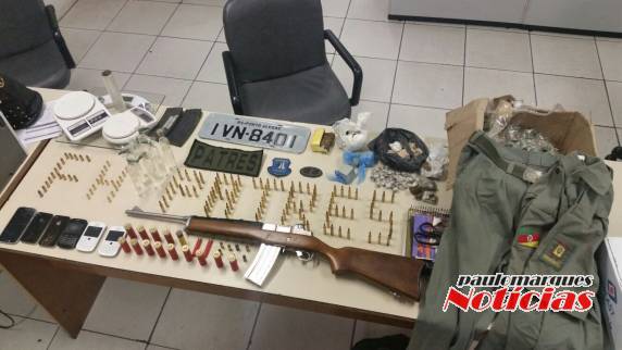Operação policial apreende armas e material usado para o comércio de drogas - foto 5