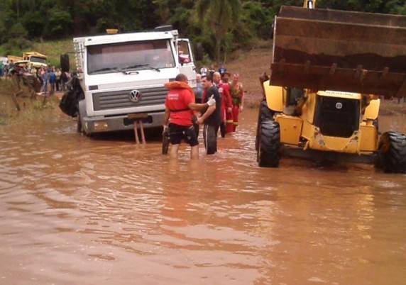 Caminhoneiro de Três Passos morre afogado em rio que invadiu estrada no Vale do Caí - foto 5