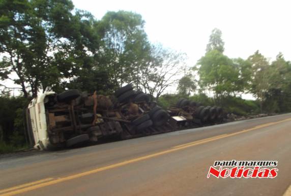 Carreta carregada tomba na BR 472 em Santa Rosa - foto 2