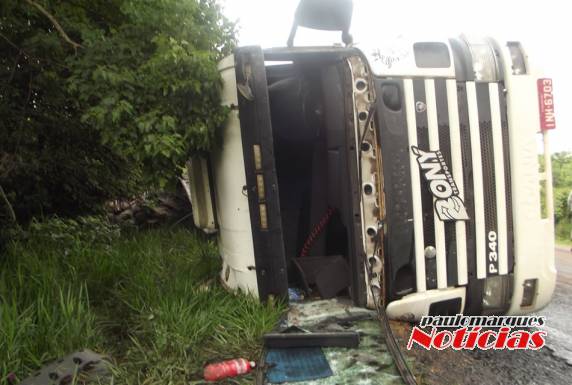 Carreta carregada tomba na BR 472 em Santa Rosa - foto 5