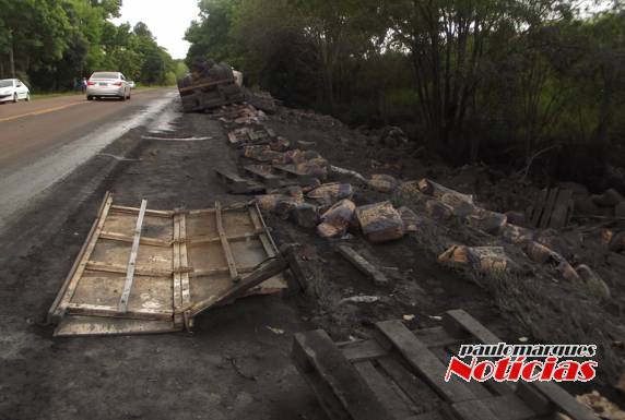 Carreta carregada tomba na BR 472 em Santa Rosa - foto 3