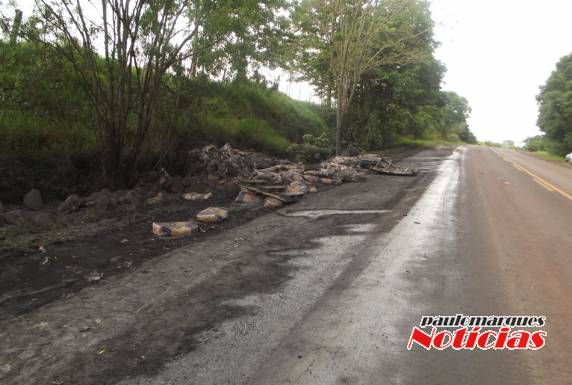 Carreta carregada tomba na BR 472 em Santa Rosa - foto 7