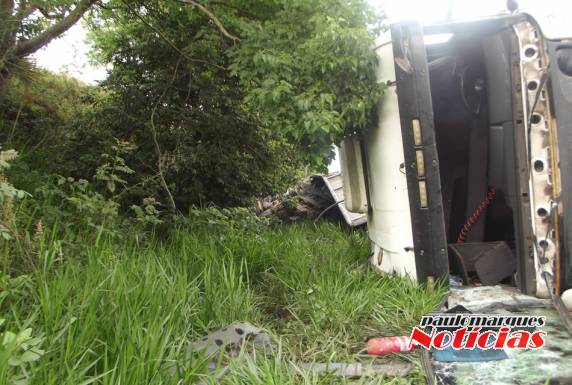 Carreta carregada tomba na BR 472 em Santa Rosa - foto 6