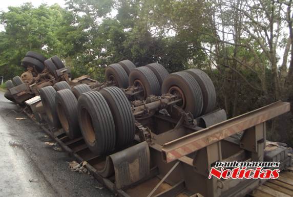 Carreta carregada tomba na BR 472 em Santa Rosa - foto 4
