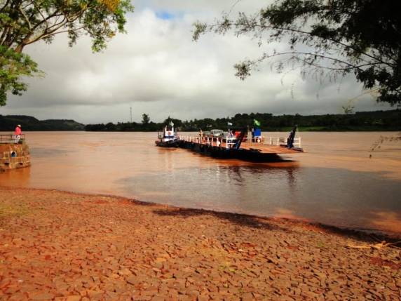 A primeira balsa saiu 

às 9he35min desta segunda-feira