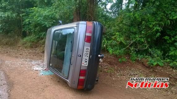 Depois de bater em árvore veículo tomba e deixa dois feridos, em Alegria - foto 2