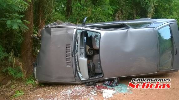 Depois de bater em árvore veículo tomba e deixa dois feridos, em Alegria - foto 3