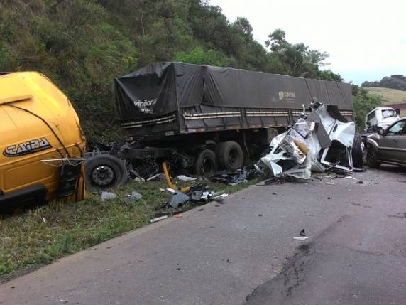 Acidente envolvendo quatro veículos mata caminhoneiro no
Oeste de SC - foto 3