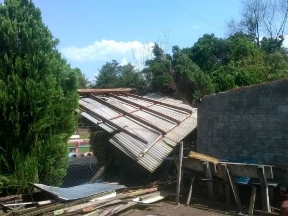 Jovem morre ao tocar em fiação energizada durante
vendaval em SC - foto 3