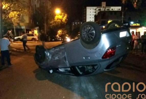 Veículo capota após
colisão no centro de Santo Ângelo - foto 2