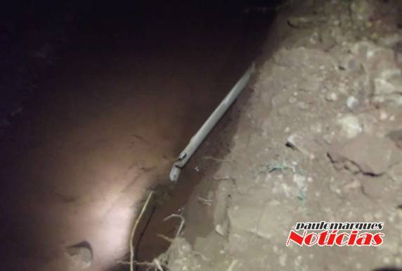 Ninguém sabe e ninguém viu quem fez vala na margem da BR 

472
