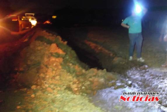 Vala misteriosa
deixa moradores sem água potável no Lajeado Lambedor - foto 4
