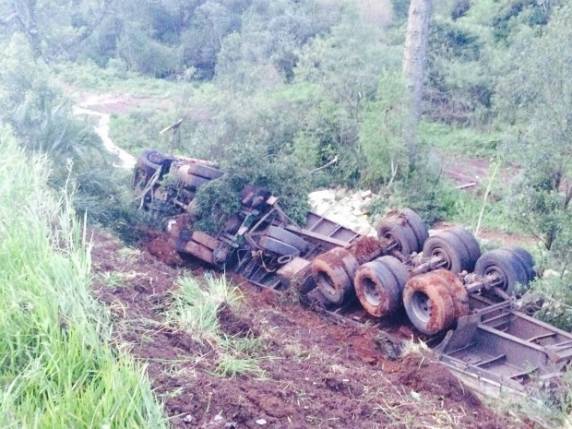 Dois motoristas de carros morrem em batida e saída de pista no Oeste e Sul SC - foto 2