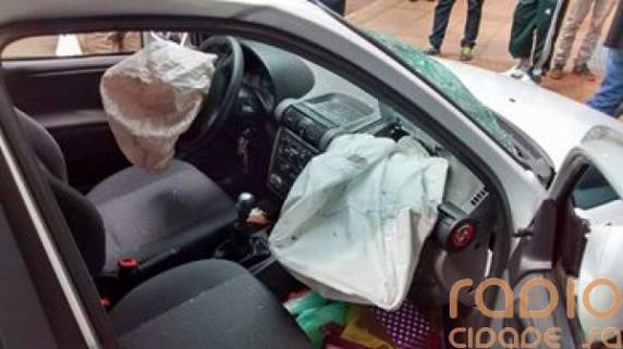 Mulher perde controle do veículo, sobe calçada e atinge pilar do prédio da CF, em Santo Ângelo - foto 2