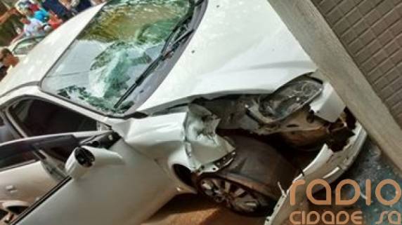 Mulher perde controle do veículo, sobe calçada e atinge pilar do prédio da CF, em Santo Ângelo - foto 3