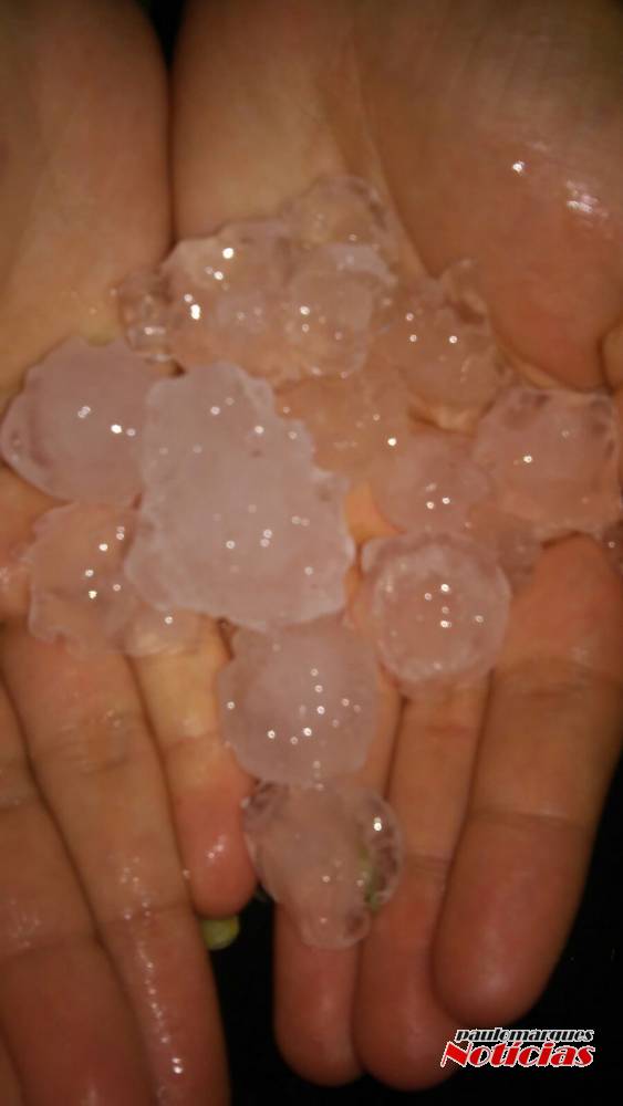 Queda de granizo foi registrada nesta noite em Três de Maio - foto 2