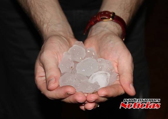 Queda de granizo foi registrada nesta noite em Três de Maio - foto 4