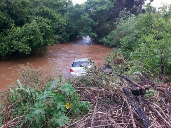 Motorista perde o controle do carro e cai no rio Passo Fundo - foto 2