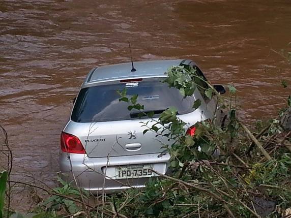 Motorista perde o controle do carro e cai no rio Passo Fundo - foto 3