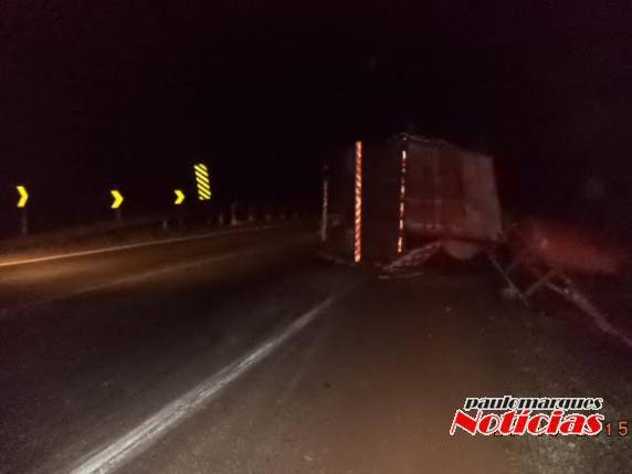 Caminhão bitrem carregado tomba na BR 285 em Coronel Barros - foto 4