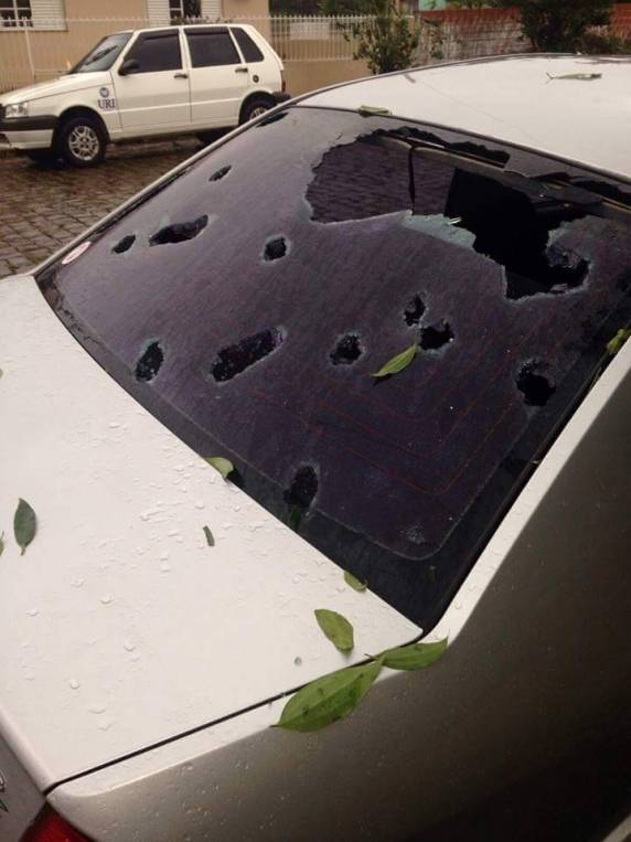 Granizo em Santiago provoca estragos em residências e
veículos - foto 2
