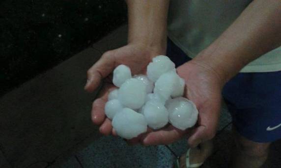 Vento e granizo causam prejuízos aos moradores de Chapecó - foto 2